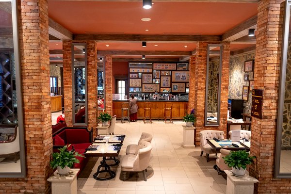 Wie kann man eine Bar mit minimalistischem Design gestalten?